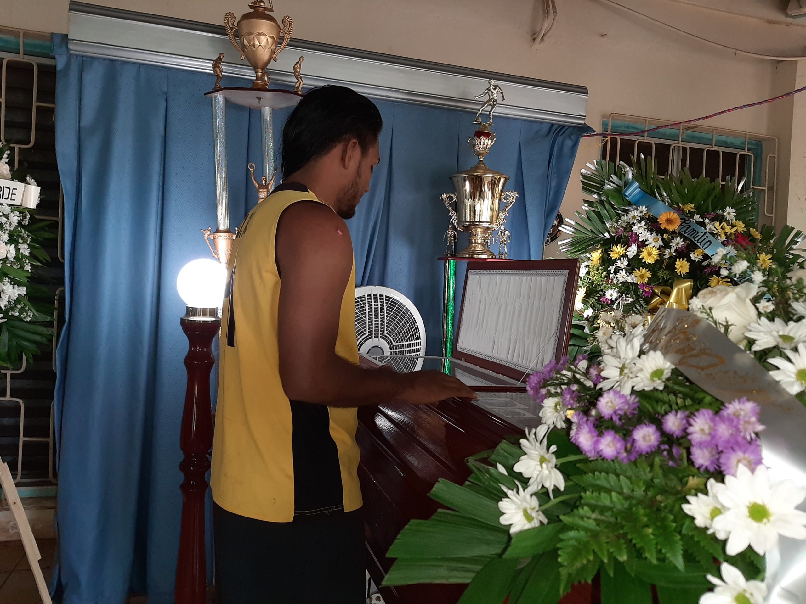 Jefferson Ruíz observa el cuerpo sin vida de su hermano Oscar Aquíles Ruíz. LA PRENSA/ ERNESTO GARCÍA.
