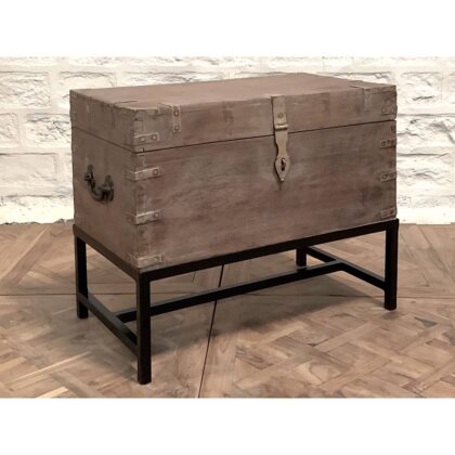 AP3577 - Trunk on Stand