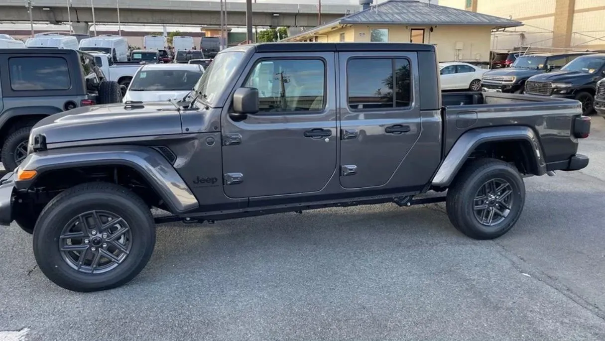 2026 Jeep Gladiator Sport