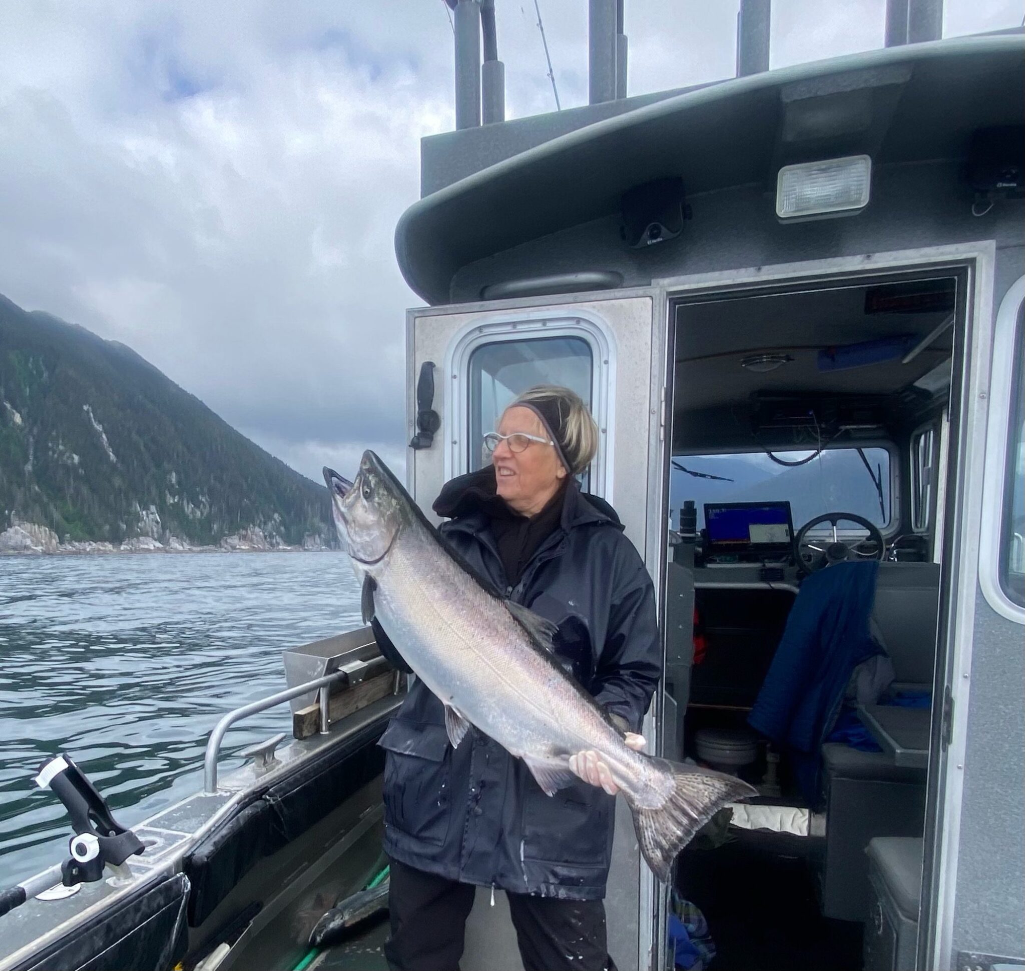 Linda Mae Kristofik, wife of Captain Tom with a 25 pound king.