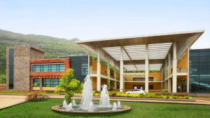 Why Campus Learning Beats Online MBA | Universal AI University