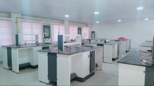 Explain how keying works. What are some common challenges with green/blue screen keying?