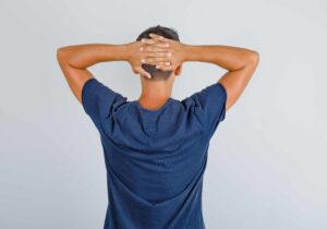 إمساك اليدين خلف الرأس