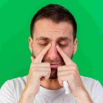 ما هي دلالات لمس الأنف في لغة الجسد؟ 
