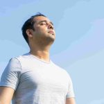 ما دلالة التنفس بعمق في لغة الجسد؟
