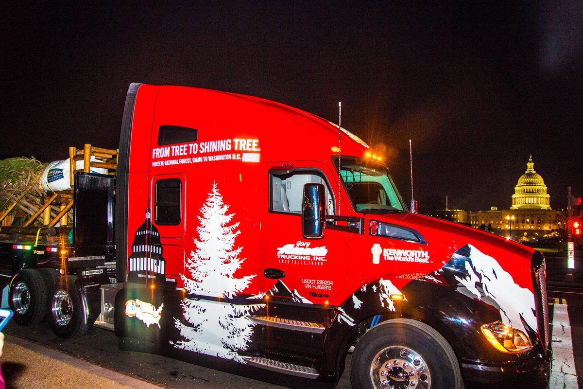 Owner of south Idaho trucking company delivers U.S. Capitol Christmas