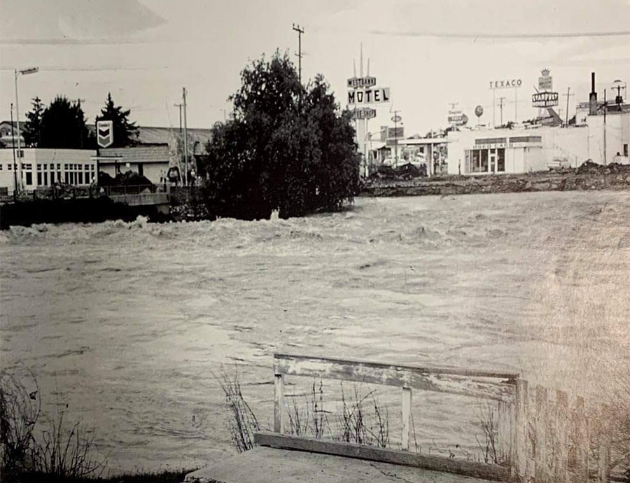 Floodwaters rise after Teton Dam burst