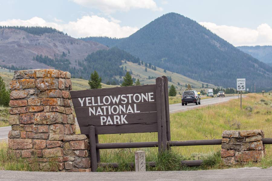 YELOWSTONE PARK SIGN