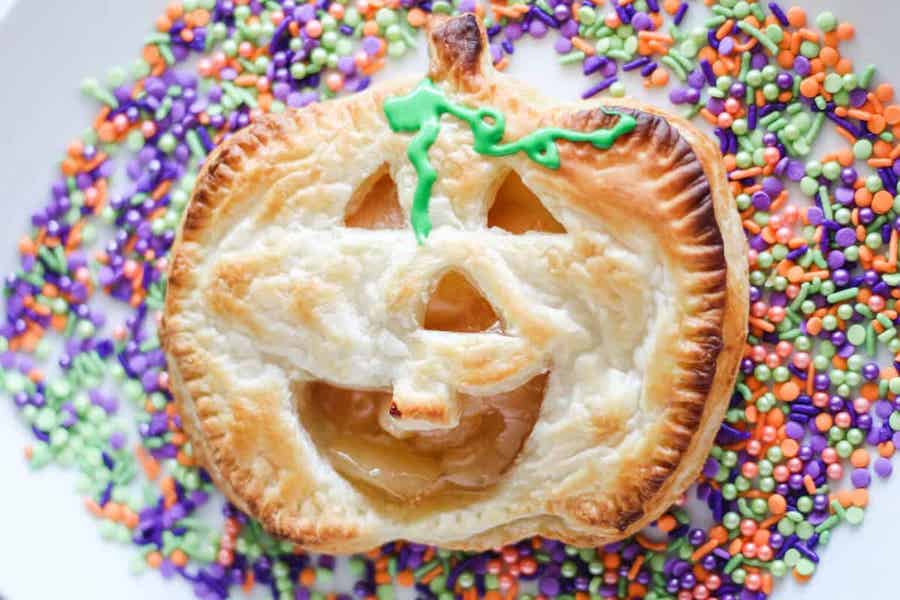 Tasty Tuesday: Jack-o-Lantern apple pie with puff pastry