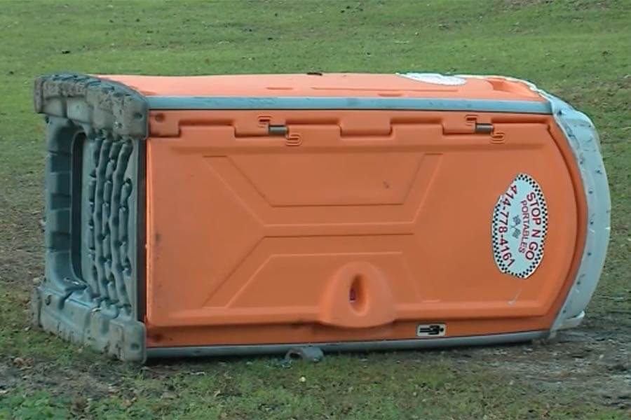 Golfers trap suspect in port-a-potty after police chase