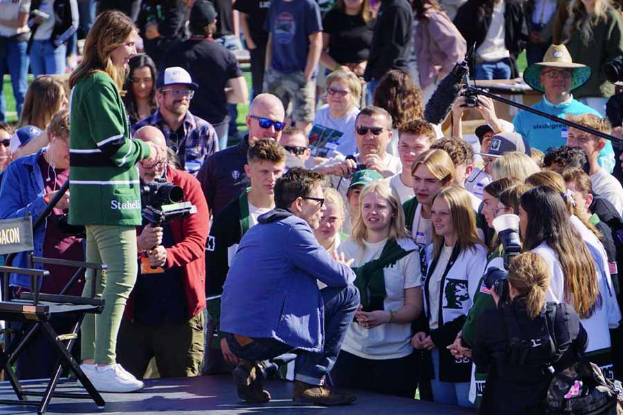 After 40 years, ‘Footloose’ star Kevin Bacon returns to Utah high school