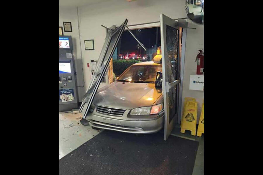 Man naked from waist down intentionally crashes into Florida jail