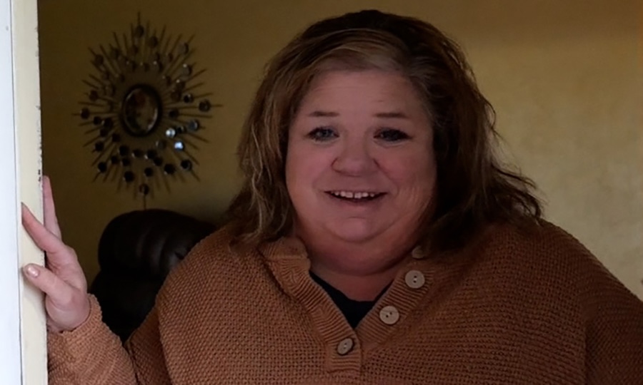 Single mom using lawn chairs for furniture gets a deserving surprise from a Secret Santa