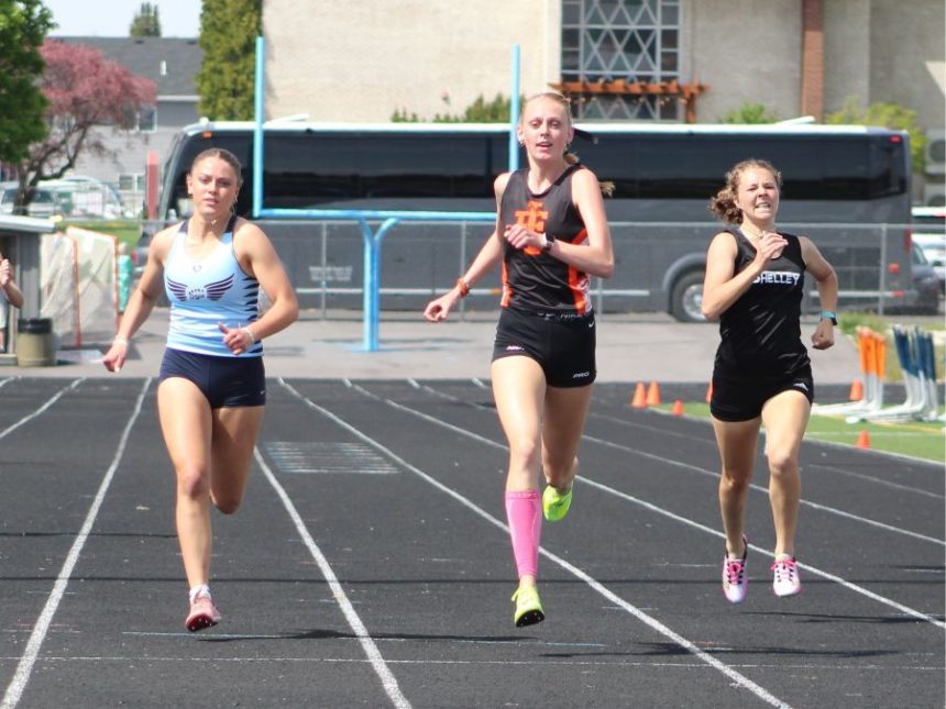 Jaycee Jensen of Idaho Falls win the 400 at the district championships. | Allan Steele, EastIdahoSports.com