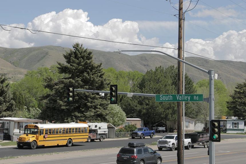 The intersection of South 5th Avenue and South Valley Road