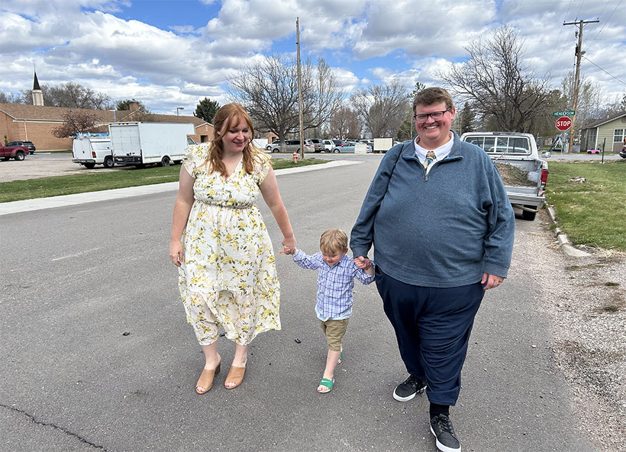 Matt Tanner with his family. In this picture, he weighs 450 pounds.
