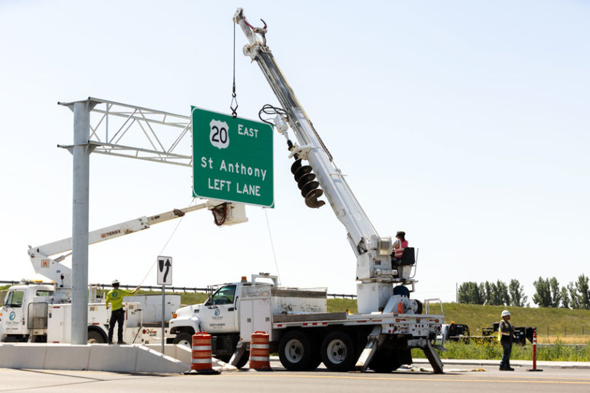 Idaho Department of Transportation workers lifting road signage on University Boulevard | Daniel V. Ramirez, EastIdahoNews.com