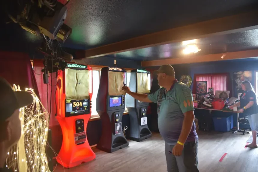 Scott Smith aims his throw at the onset of the tournament