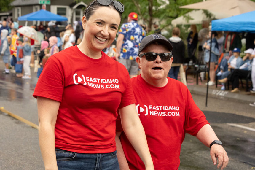 Business Administrator Lindsey Palmer and Sports Reporter Allen Steele walking the parade route in the rain| Daniel V. Ramirez, EastIdahoNews.com.