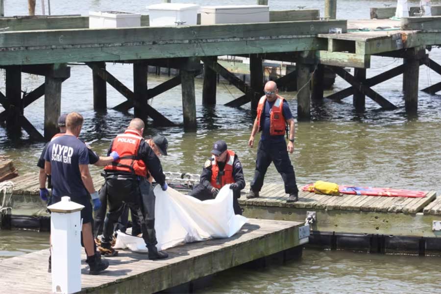 Police recover the body of Rewell Altunaga from the Hudson River on June 17, 2024. courtesy Daniel Katzive/West Side Rag