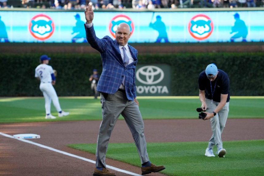 FILE - Former Chicago Cubs player Ryne Sandberg walks to the mound to throw a ceremonial first pitch before a baseball game between the New York Mets and the Cubs in Chicago, Sunday, June 23, 2024. (AP Photo/Nam Y. Huh,File)