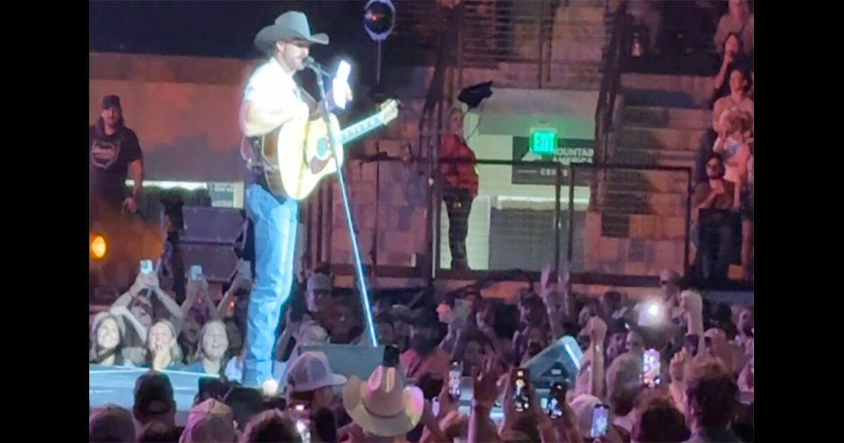 You have to see this! Country star Riley Green does gender reveal for couple while on stage during Idaho Falls concert