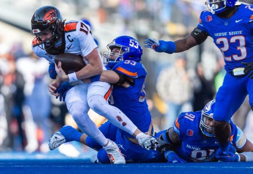 Boise State linebacker Marco Notarainni sacks Oregon State quarterback Ben Gulbranson in 2024. Darin Oswald doswald@idahostatesman.com