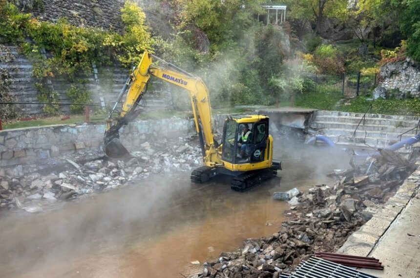 Lava hot pool construction