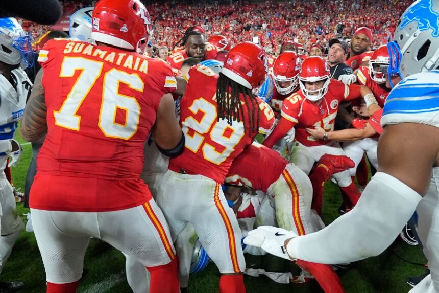 Kansas City Chiefs quarterback Patrick Mahomes (15) tries to break up a fight between teammate JuJu Smith-Schuster and Detroit Lions defensive back Brian Branch following an NFL football game Sunday, Oct. 12, 2025, in Kansas City, Mo. (AP Photo/Charlie Riedel)