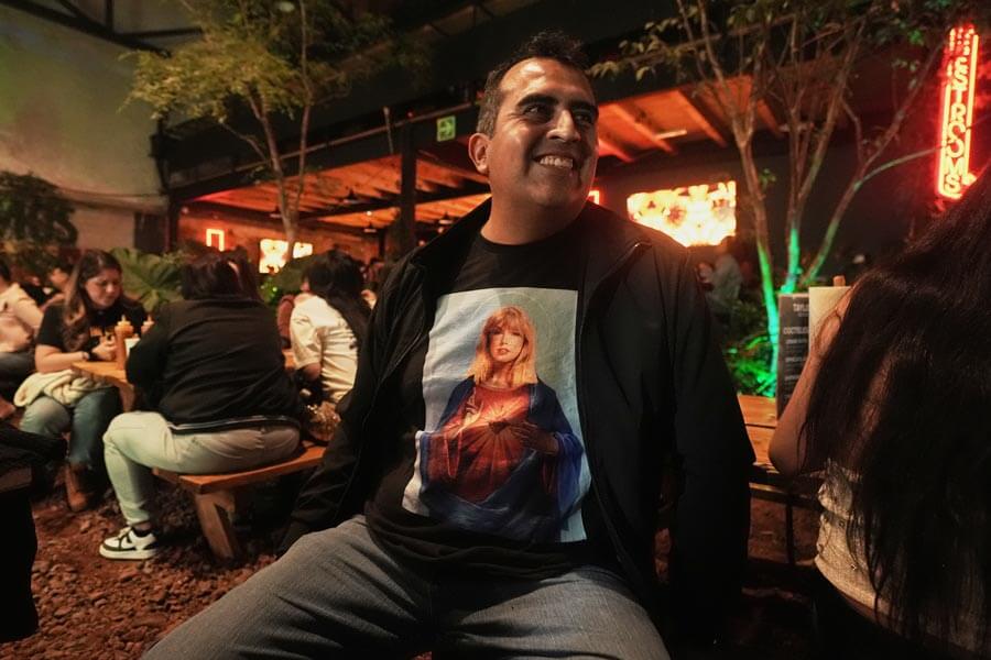 Fan wearing Taylor Swift T-shirt