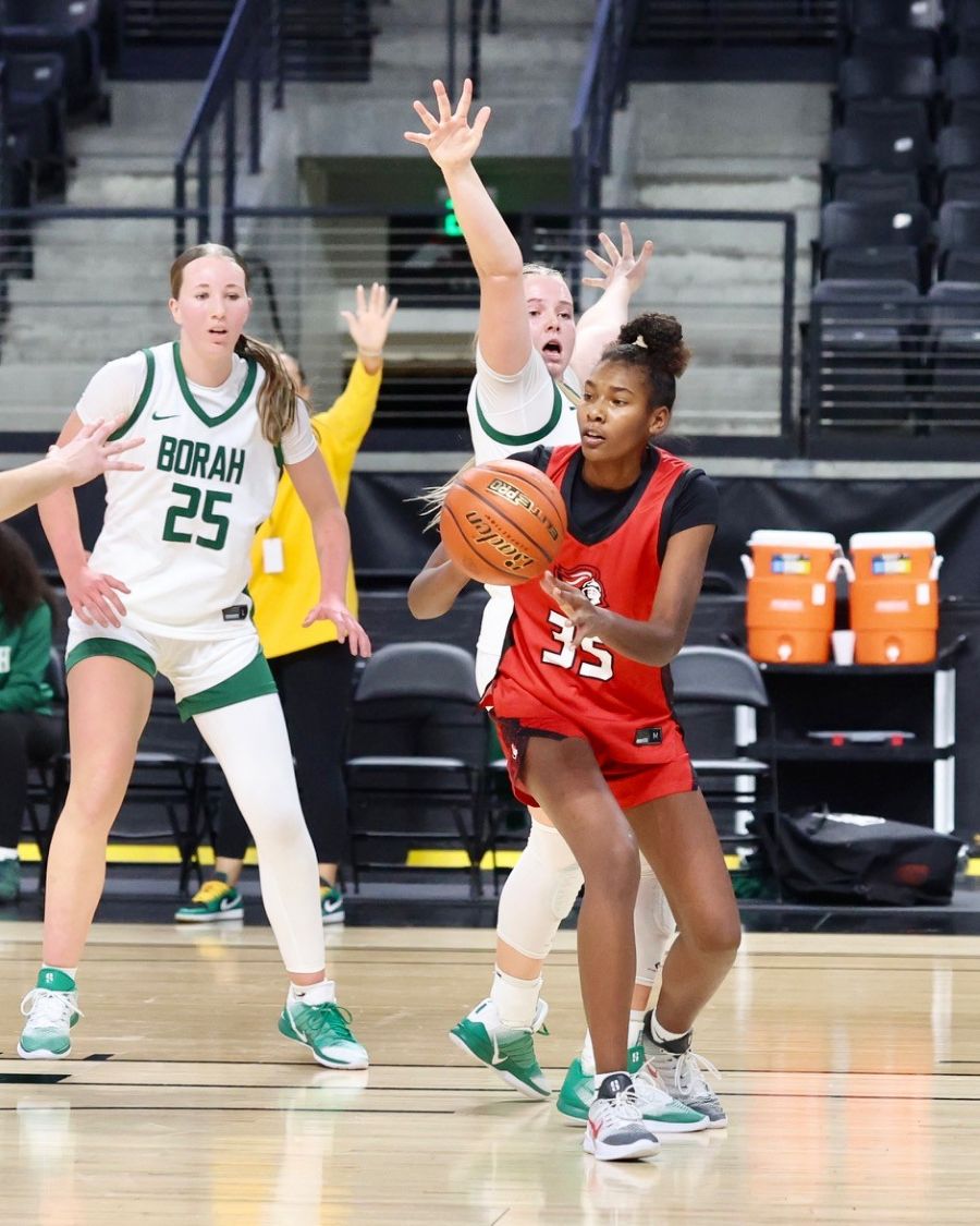 Hillcrest's McKenzie Gatluak looks to pass during Saturday's game. | Kyle Riley, EastIdahoSports.com.