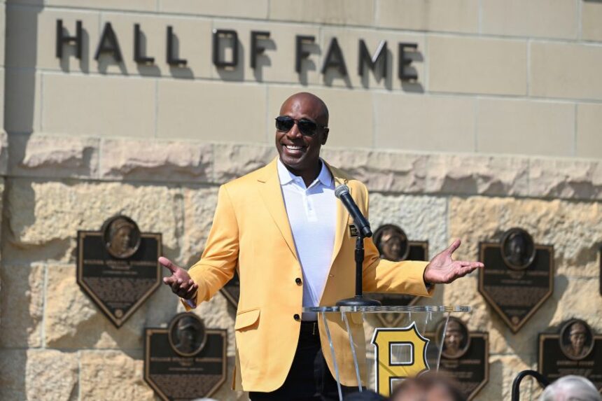 FILE - Former Pittsburgh Pirates outfielder Barry Bonds acknowledges the crowd during a ceremony for players that are part of the team's 2024 Hall of Fame class before a baseball game against the Cincinnati Reds in Pittsburgh, Aug. 24, 2024. (AP Photo/Barry Reeger, File) FILE - Former Pittsburgh Pirates outfielder Barry Bonds acknowledges the crowd during a ceremony for players that are part of the team's 2024 Hall of Fame class before a baseball game against the Cincinnati Reds in Pittsburgh, Aug. 24, 2024. (AP Photo/Barry Reeger, File)