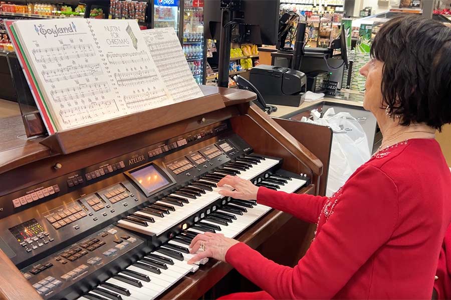 Vonnie Lue Broulim playing Christmas songs at the organ | Rett Nelson, EastIdahoNews.com