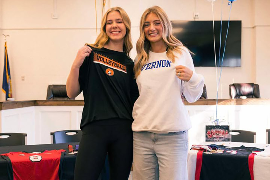 Shelley volleyball Josslynn Ivie (left) and Jaida Cook