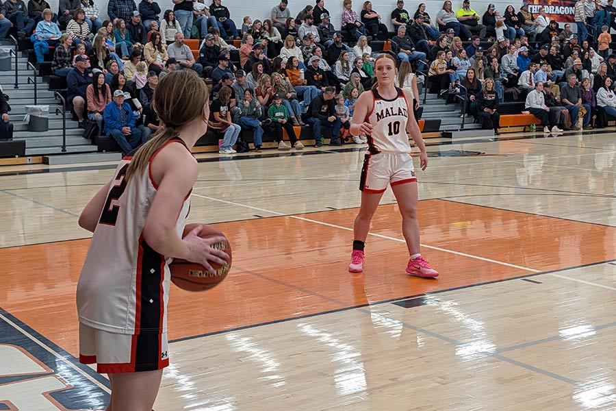 Malad Kiley Miller inbounds to Izzy Haycock