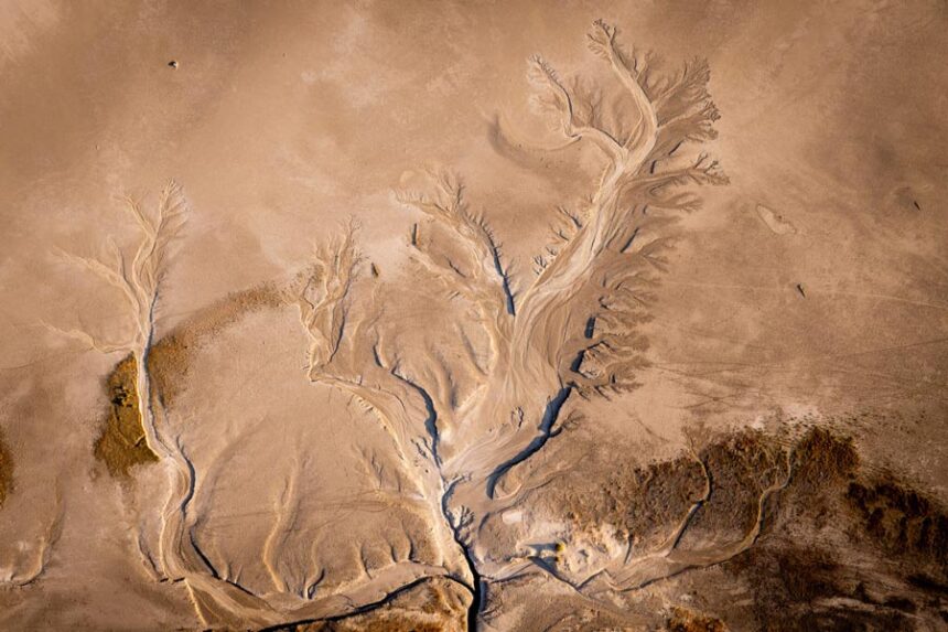 Patterns left behind by draining water are shown in mud flats surrounding the Great Salt Lake near Magna on Tuesday, Aug. 5, 2025. | Spenser Heaps, Utah News Dispatch
