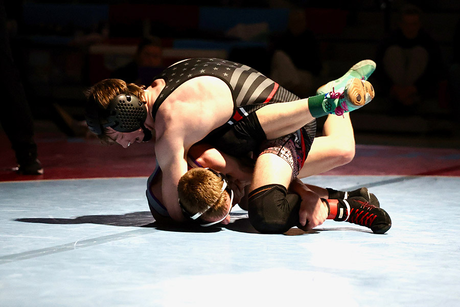 American Falls' Simms battles Snake River's Marshall in the 138-pound title match at the district meet