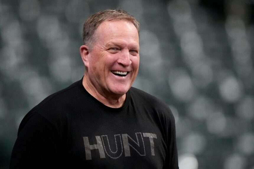 FILE - Milwaukee Brewers manager Pat Murphy watches during batting practice ahead of Game 1 of baseball's National League Championship Series between the Milwaukee Brewers and the Los Angeles Dodgers on Sunday, Oct. 12, 2025, in Milwaukee. (AP Photo/Brynn Anderson, file)