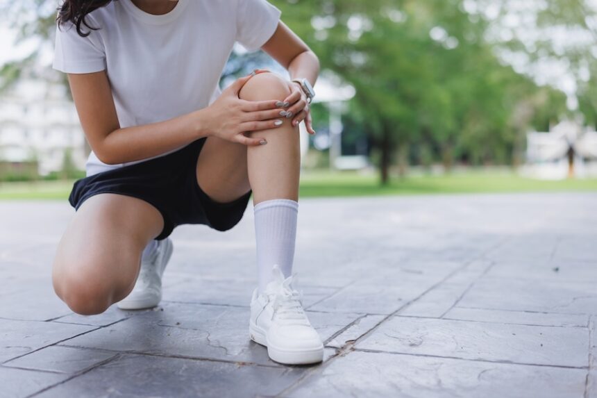 woman experiencing knee pain during outdoor exerci 2026 01 11 10 15 06 utc