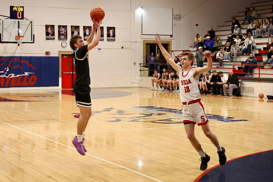 Highland's Boston McCulloch shoots over the contest of Soda Springs Cooper Thompson