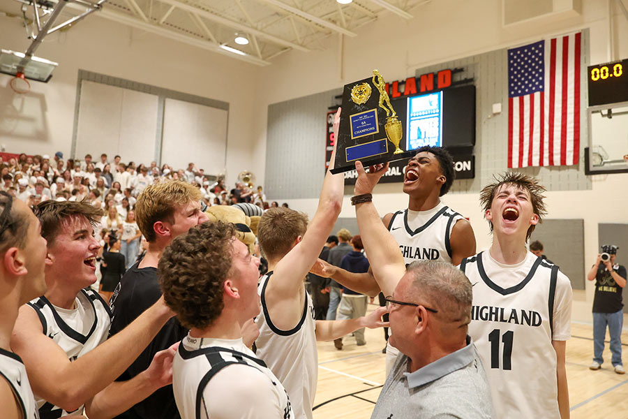 Highland boys basketball celebrates a district championship