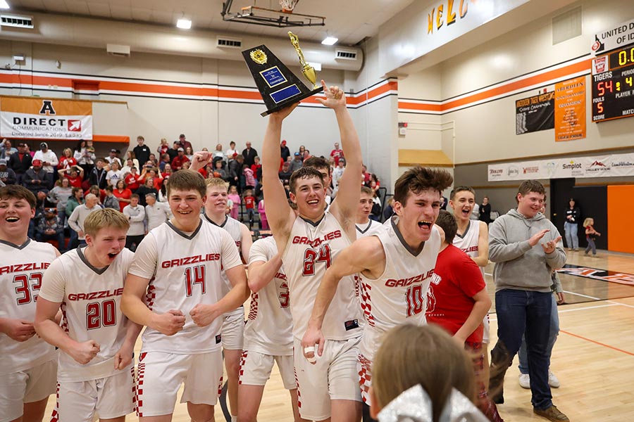 Grace boys basketball celebrates a district championship