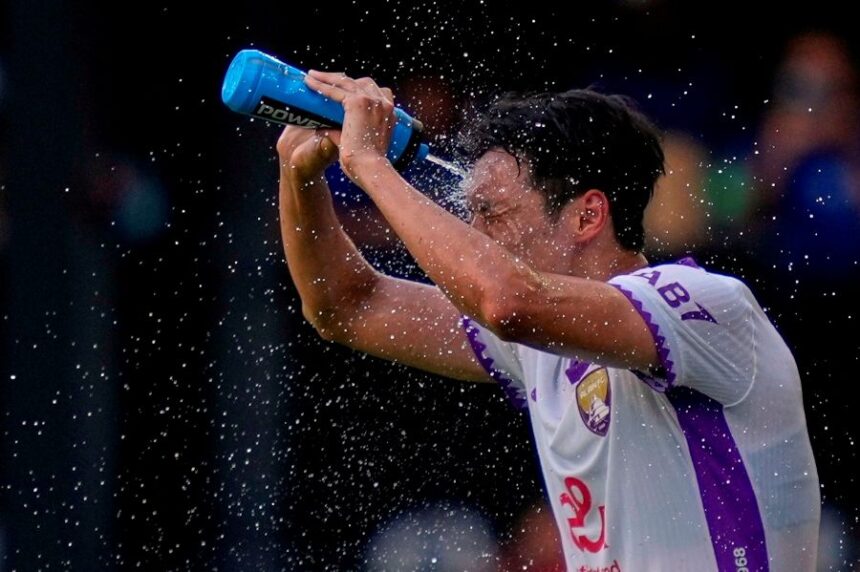 FILE - Al Ain's Park Yong-woo cools off during the Club World Cup Group G soccer match between Wydad AC and Al Ain FC in Washington, June 26, 2025. (AP Photo/Julia Demaree Nikhinson, File)