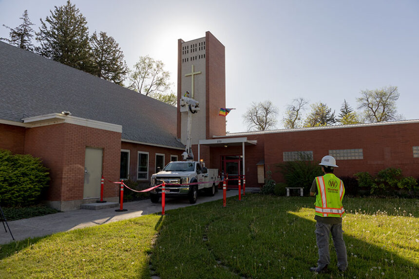 St. Lukes Episcopal Church in Idaho Falls installed a new cross early Wednesday morning after raising $1,400 for it. | Daniel V. Ramirez, EastIdahoNews.com