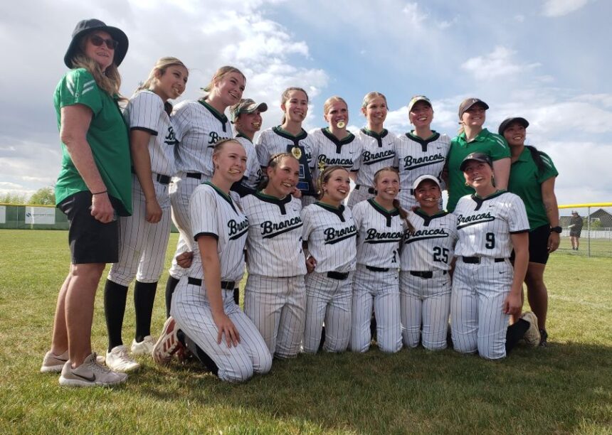 The Blackfoot softball team celebrates a district title. | Allan Steele, EastIdahoSports.com.