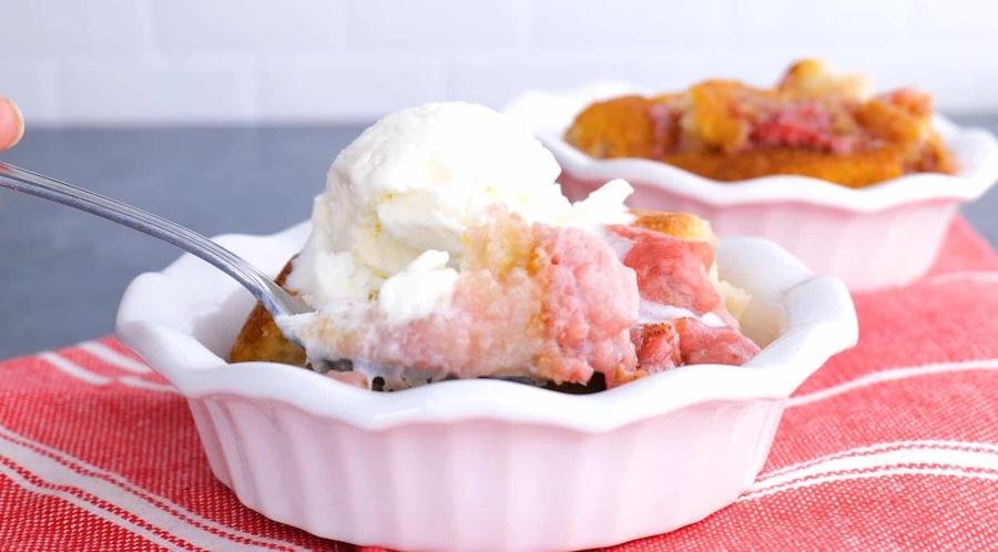 Mama’s classic strawberry cobbler recipe