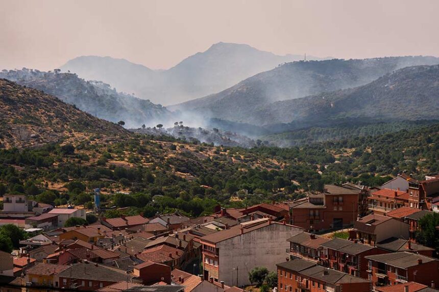 Smoke rises as a wildfire advances near Hoyo de Pinares, Madrid province, Spain, Saturday, July 25, 2026. (AP Photo/Manu Fernandez)