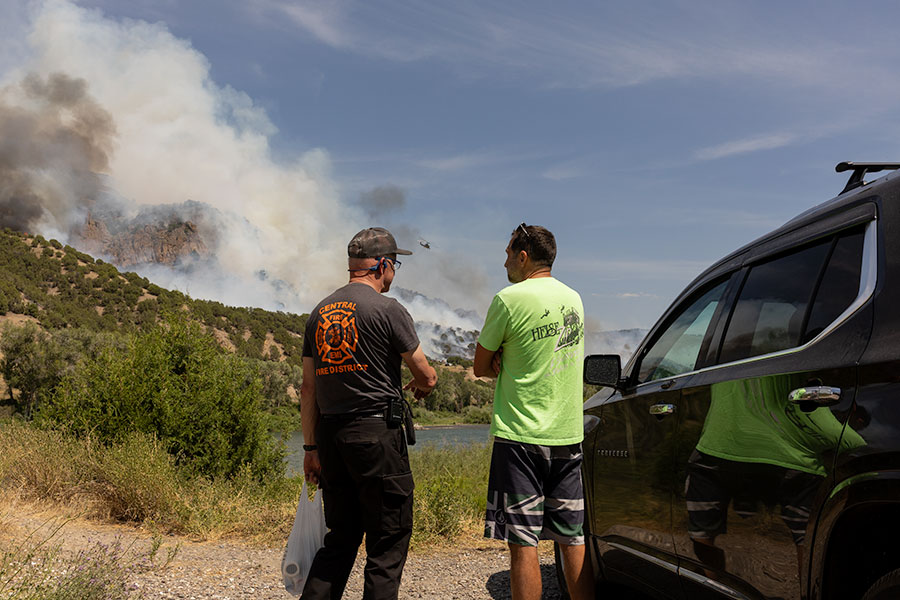 A member of the Central Fire District talking with community members while watching fire crews at the Big Rock fire. | Daniel V. Ramirez, EastIdahoNews.com