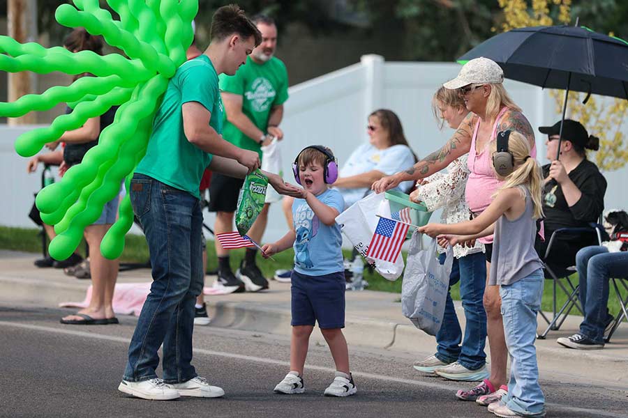 PARADE 9