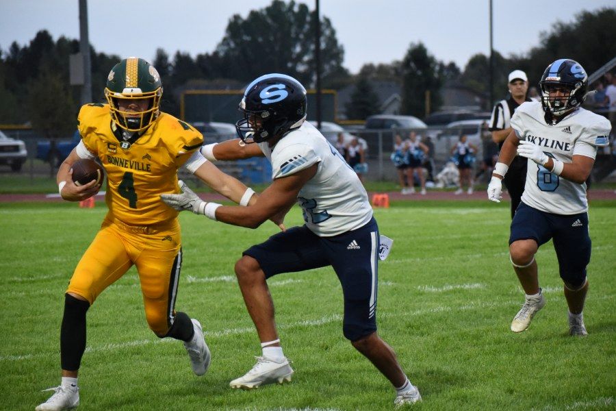 Bonneville's Jaxton Briggs looks for running room against the Skyline defense. | Michael Carruth, EastIdahoSports.com.
